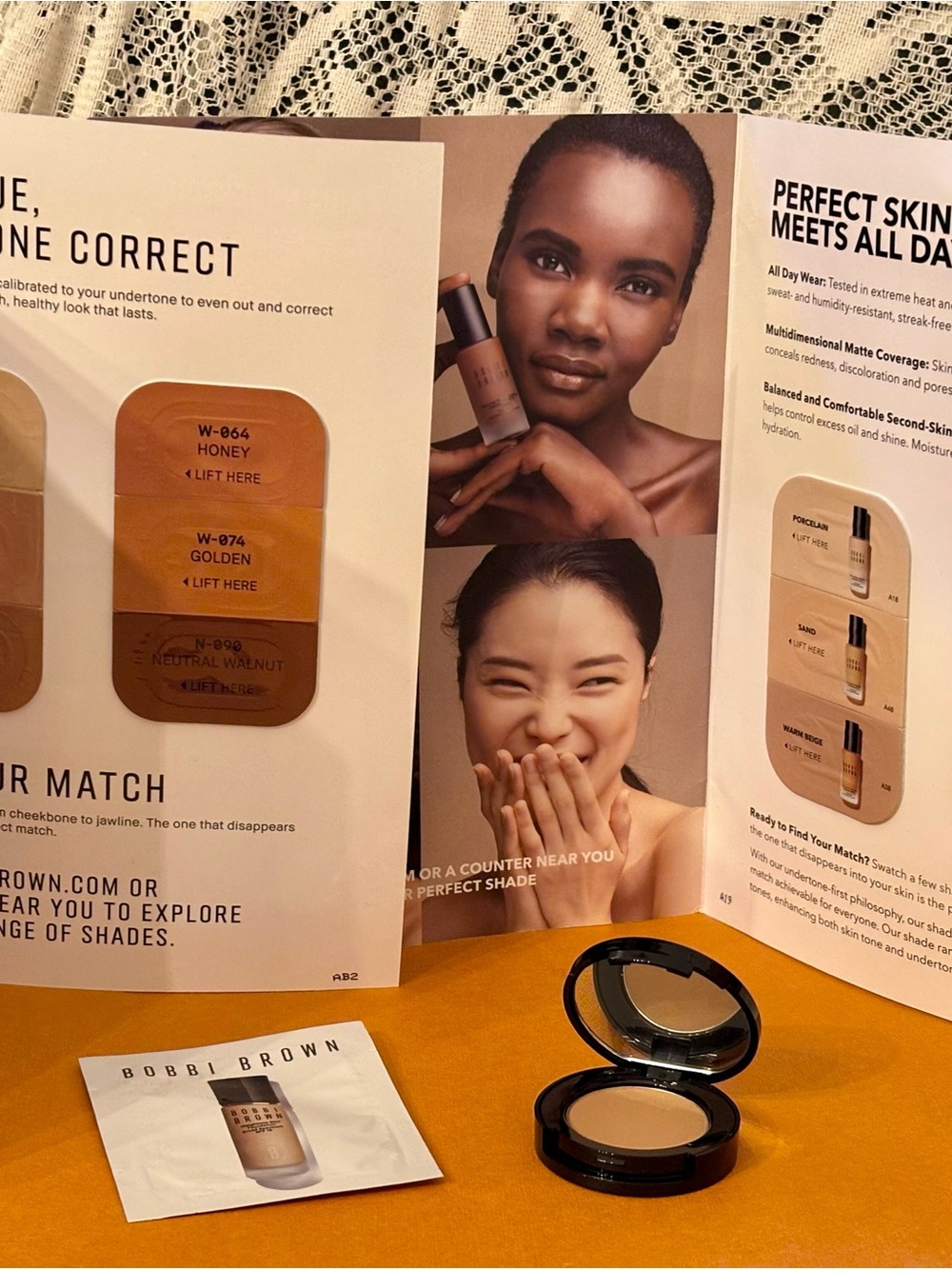 Bobbi Brown Pressed Powder Compact & Foundation Sample Set